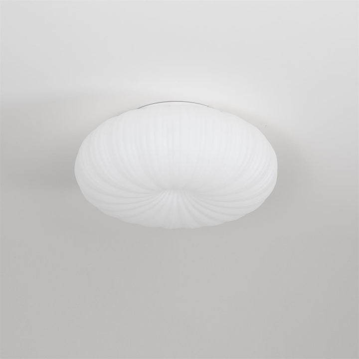 Plafonnier LED moderne, lumière ajustable, télécommande. Design élégant en métal et acrylique.