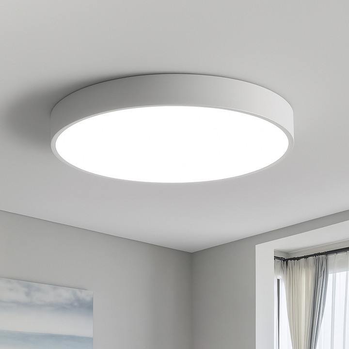 "Plafonnier LED scandinave élégant, finitions noir, blanc, or, design moderne et lumineux pour intérieur contemporain."