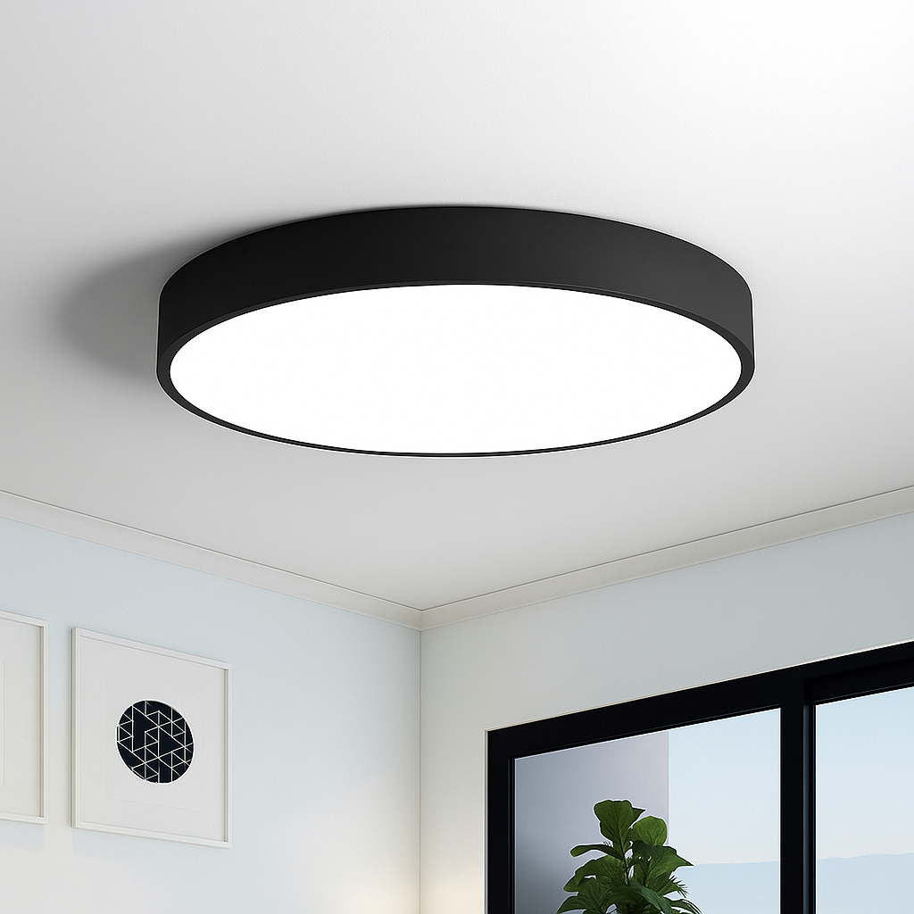 "Plafonnier LED scandinave élégant, finitions noir, blanc, or, design moderne et lumineux pour intérieur contemporain."