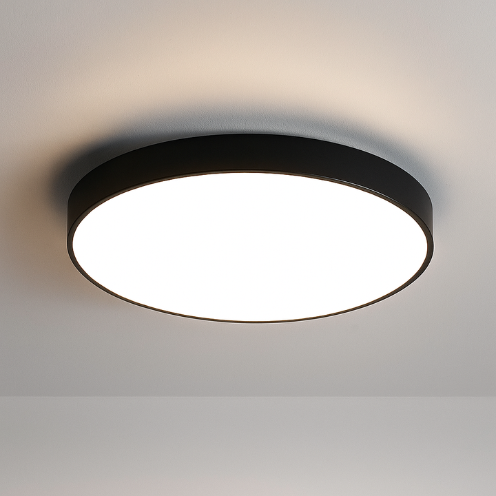 "Plafonnier LED scandinave élégant, finitions noir, blanc, or, design moderne et lumineux pour intérieur contemporain."