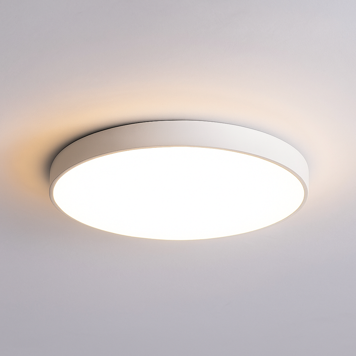 "Plafonnier LED scandinave élégant, finitions noir, blanc, or, design moderne et lumineux pour intérieur contemporain."