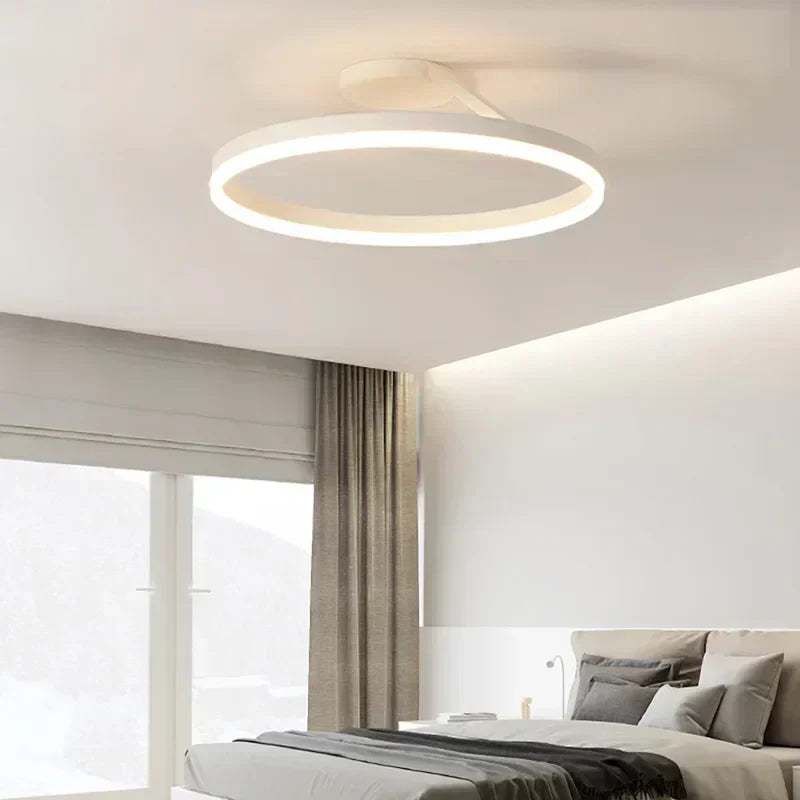 "Plafonnier LED scandinave rond, design minimaliste, lumière blanche chaude pour ambiance douce et relaxante."