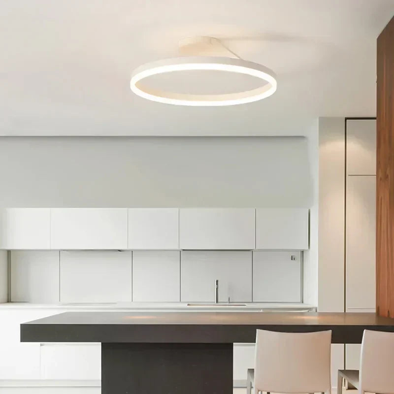 "Plafonnier LED scandinave rond, design minimaliste, lumière blanche chaude pour ambiance douce et relaxante."