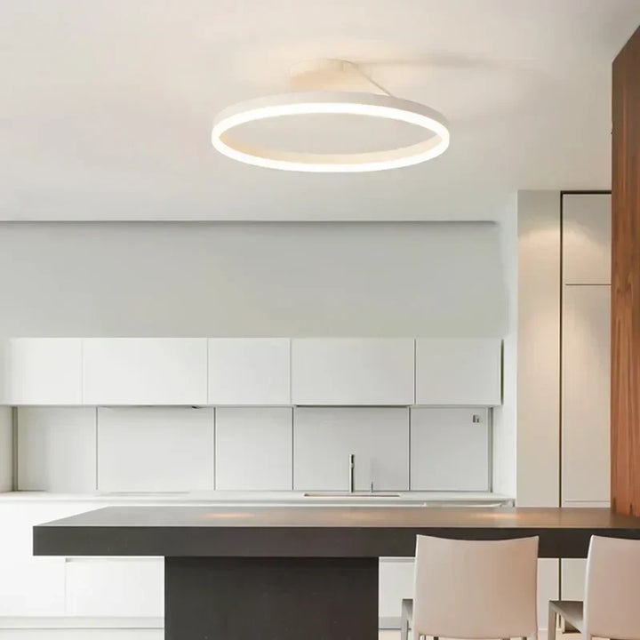 "Plafonnier LED scandinave rond, design minimaliste, lumière blanche chaude pour ambiance douce et relaxante."