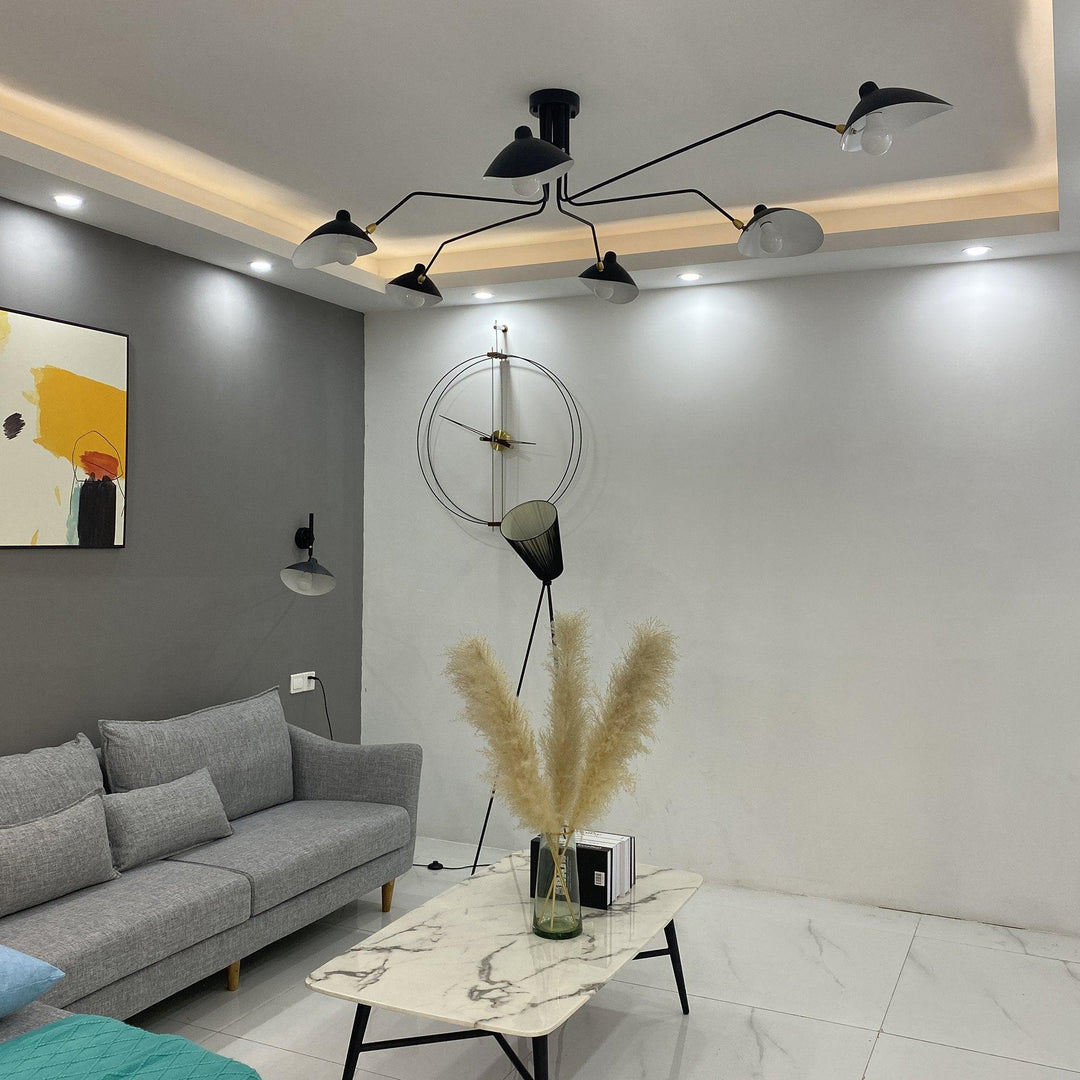 Plafonnier moderne à bras ajustable en métal noir, design élégant et épuré, pour éclairage directionnel contemporain.