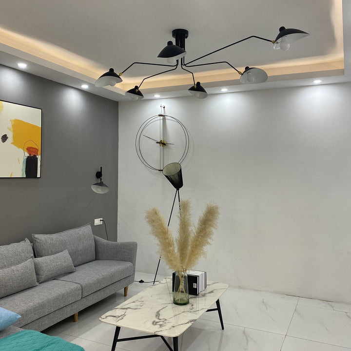 Plafonnier moderne à bras ajustable en métal noir, design élégant et épuré, pour éclairage directionnel contemporain.
