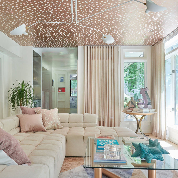 Plafonnier moderne à bras ajustable en métal noir, design élégant et épuré, pour éclairage directionnel contemporain.