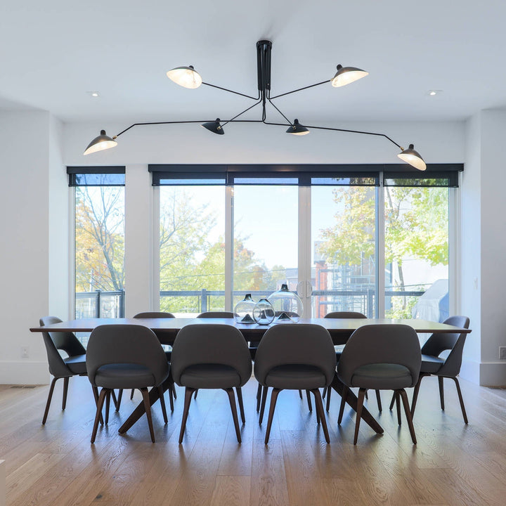 Plafonnier moderne à bras ajustable en métal noir, design élégant et épuré, pour éclairage directionnel contemporain.