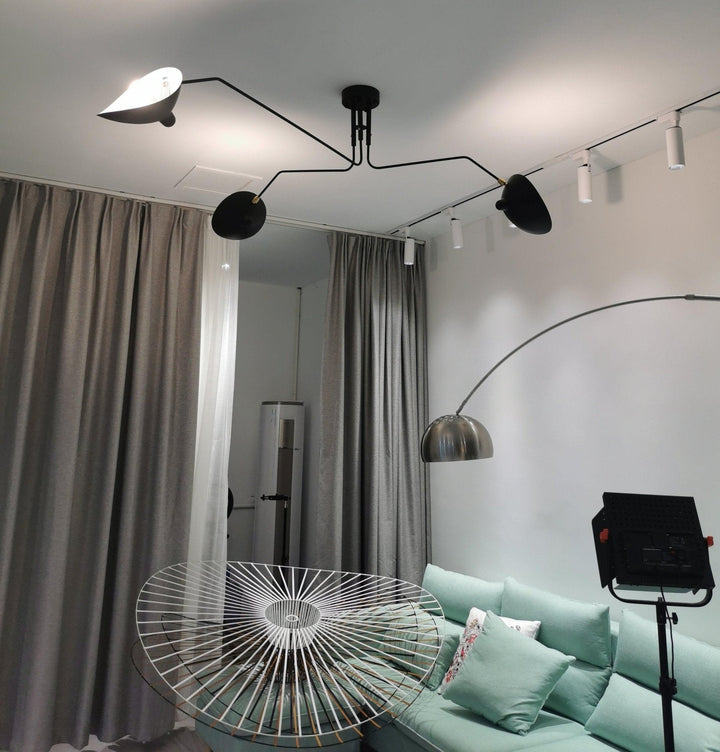 Plafonnier moderne à bras ajustable en métal noir, design élégant et épuré, pour éclairage directionnel contemporain.