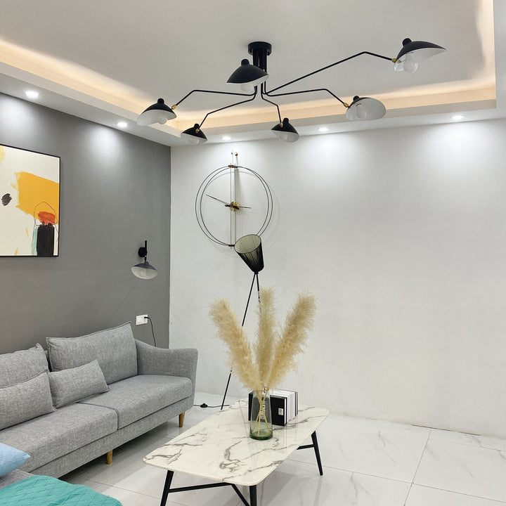 Plafonnier moderne à bras ajustable en métal noir, design élégant et épuré, pour éclairage directionnel contemporain.