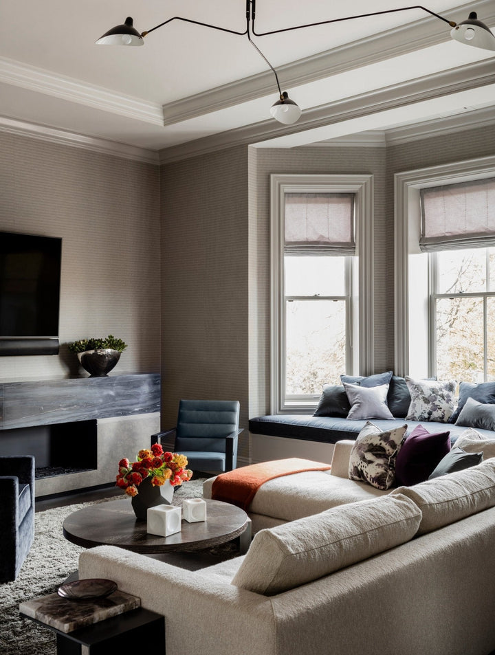 Plafonnier moderne à bras ajustable en métal noir, design élégant et épuré, pour éclairage directionnel contemporain.