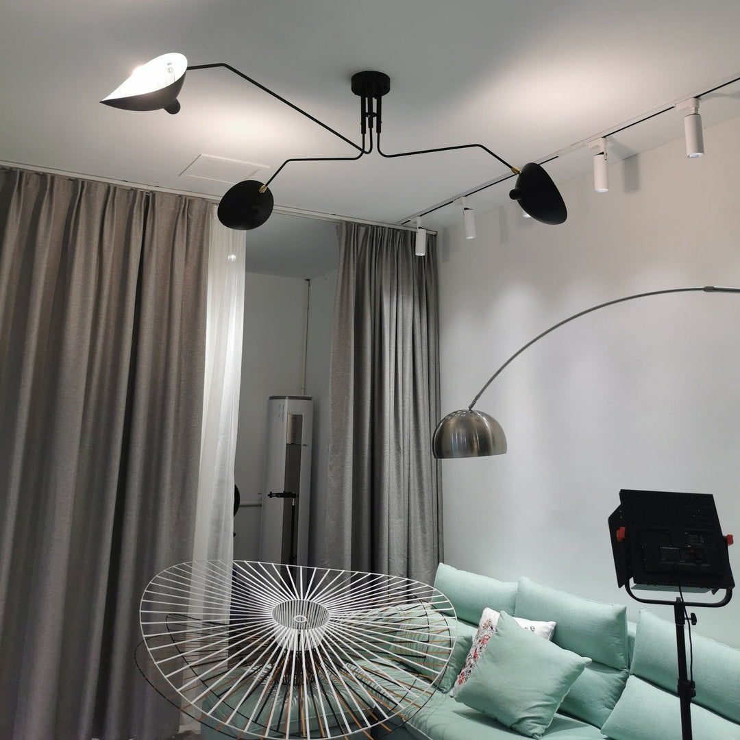 Plafonnier moderne à bras ajustable en métal noir, design élégant et épuré, pour éclairage directionnel contemporain.