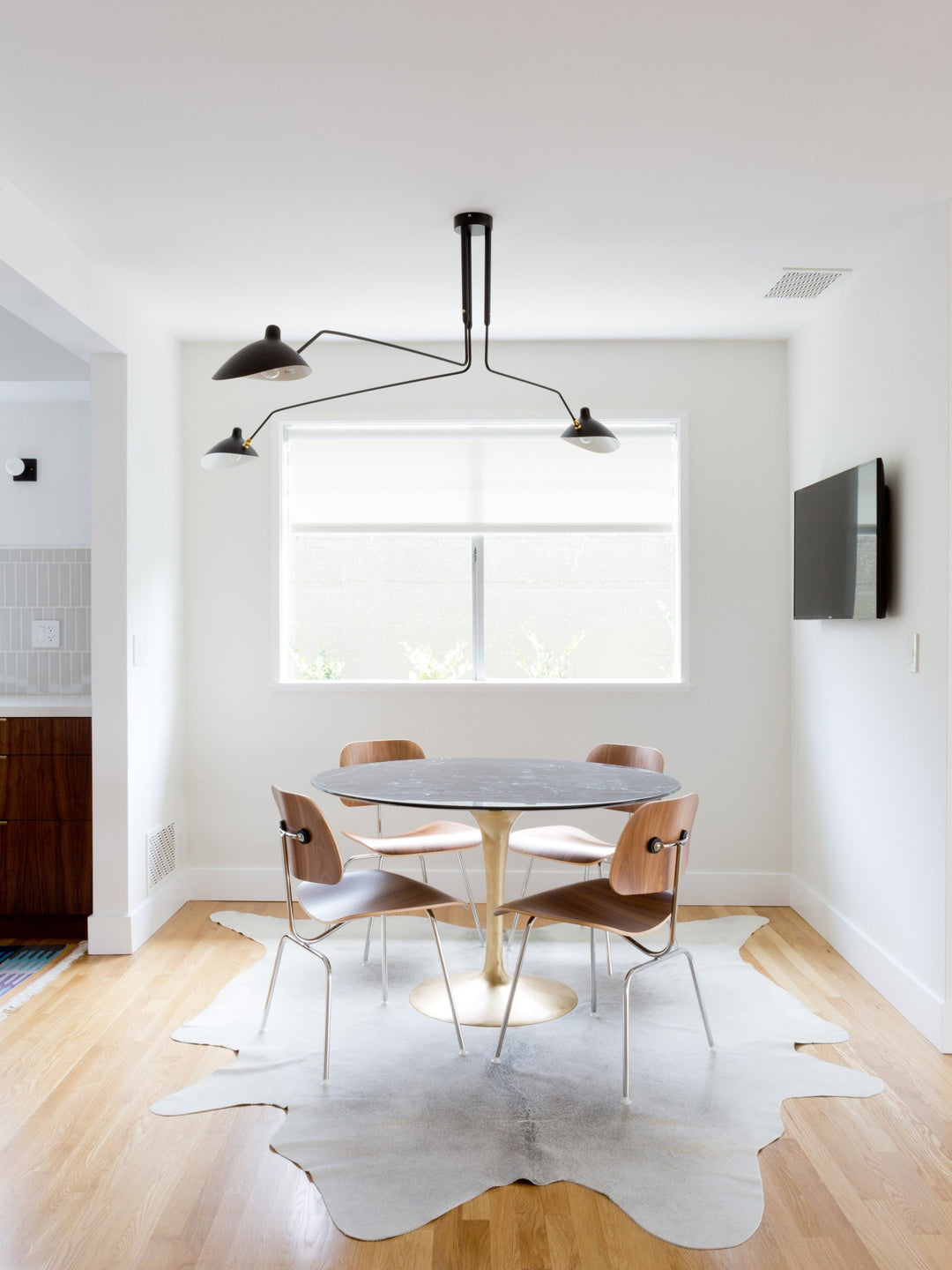 Plafonnier moderne à bras ajustable en métal noir, design élégant et épuré, pour éclairage directionnel contemporain.