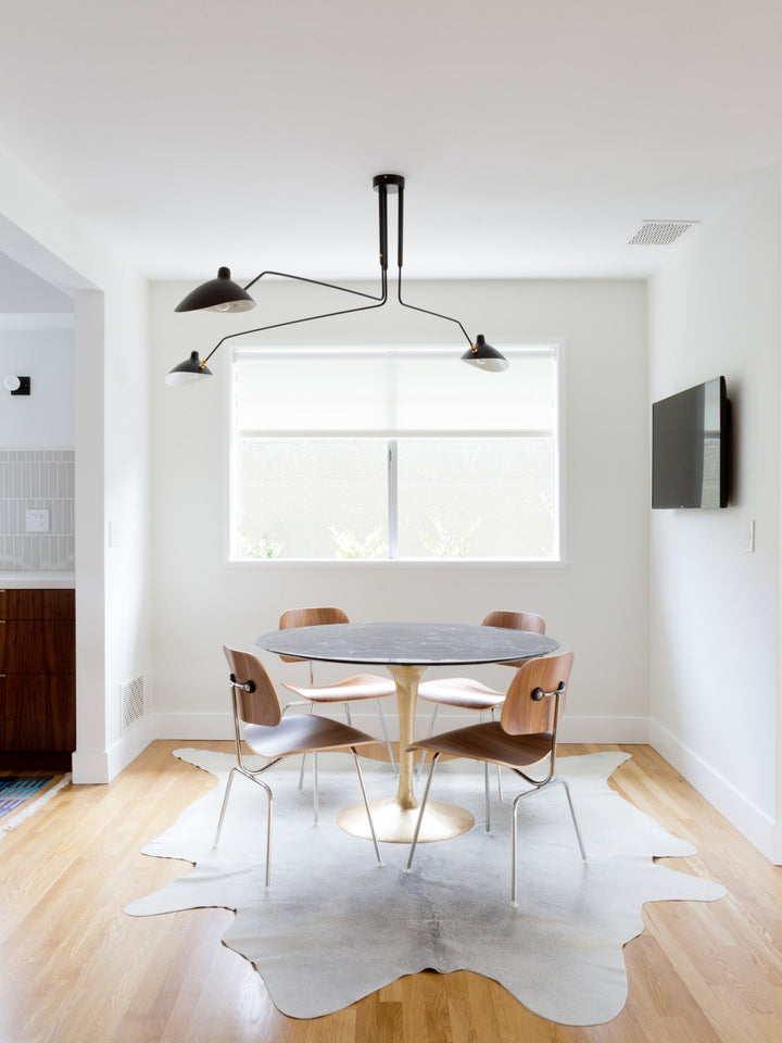 Plafonnier moderne à bras ajustable en métal noir, design élégant et épuré, pour éclairage directionnel contemporain.