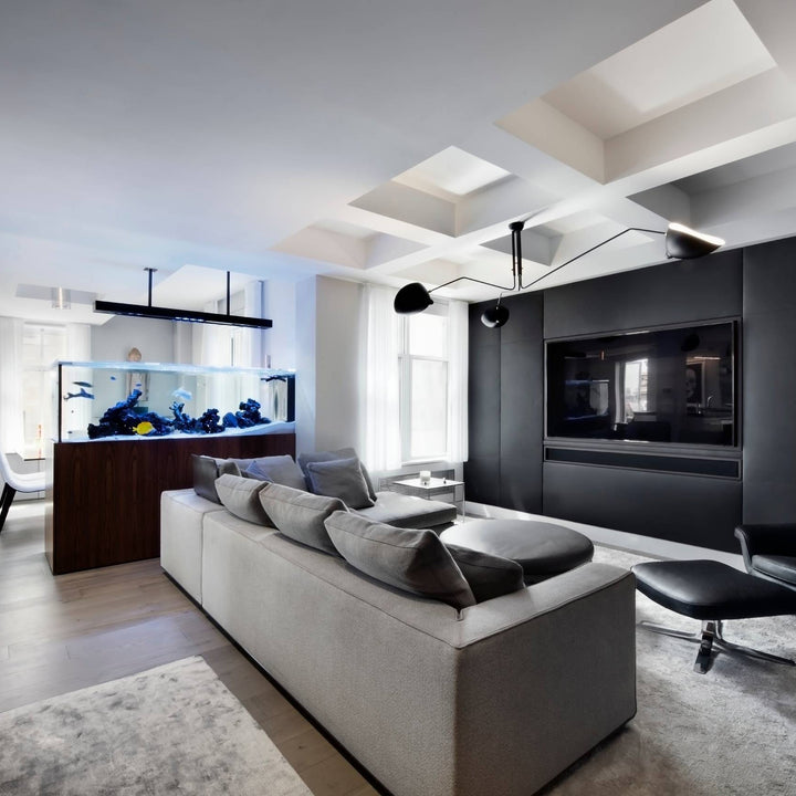 Plafonnier moderne à bras ajustable en métal noir, design élégant et épuré, pour éclairage directionnel contemporain.