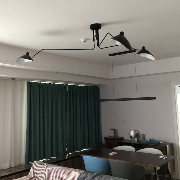 Plafonnier moderne à bras ajustable en métal noir, design élégant et épuré, pour éclairage directionnel contemporain.