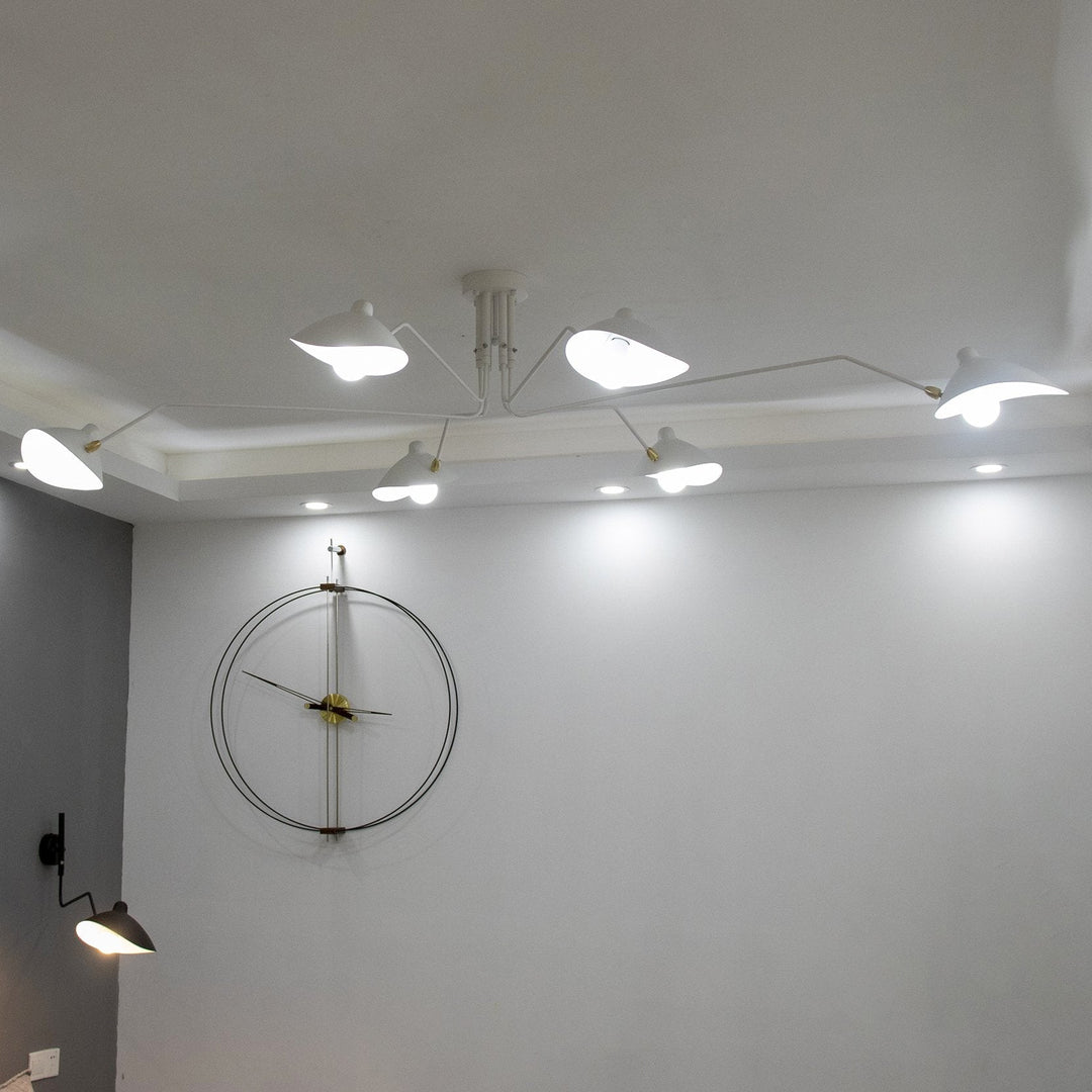 Plafonnier moderne à bras ajustable en métal noir, design élégant et épuré, pour éclairage directionnel contemporain.