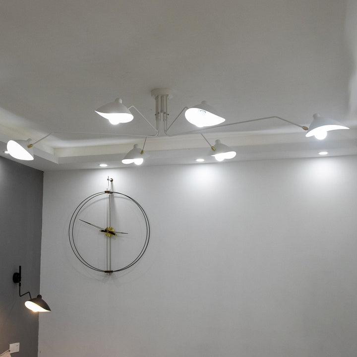 Plafonnier moderne à bras ajustable en métal noir, design élégant et épuré, pour éclairage directionnel contemporain.