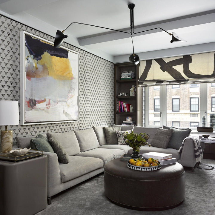 Plafonnier moderne à bras ajustable en métal noir, design élégant et épuré, pour éclairage directionnel contemporain.