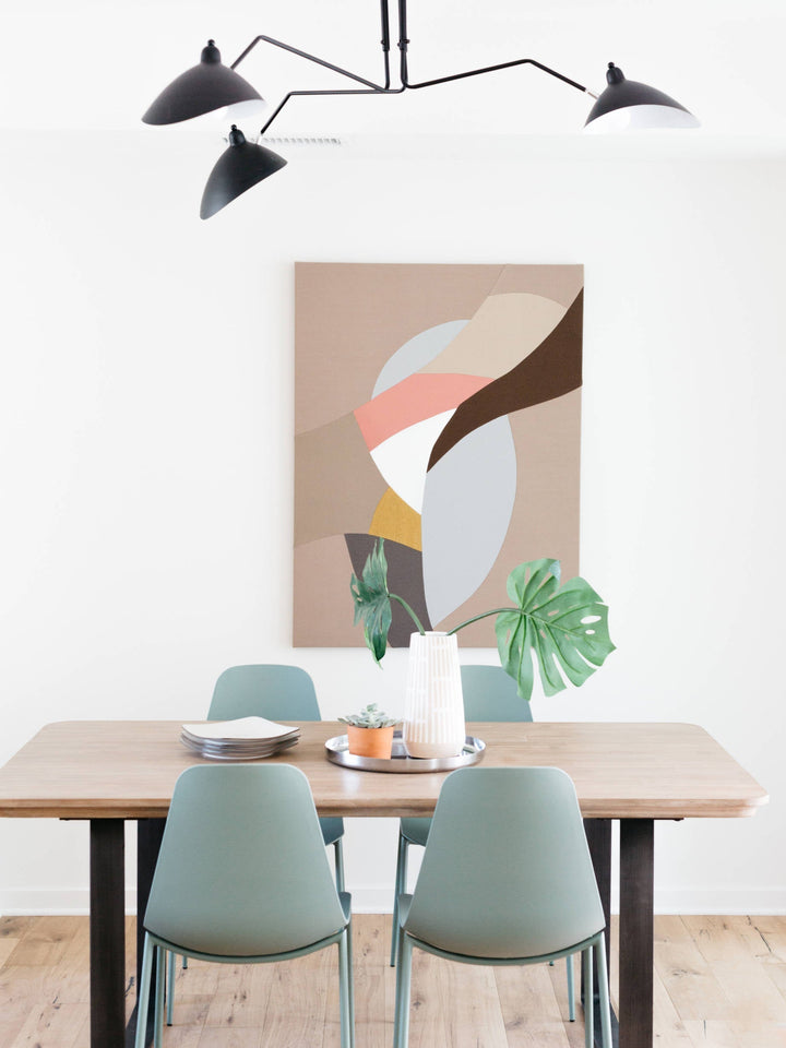 Plafonnier moderne à bras ajustable en métal noir, design élégant et épuré, pour éclairage directionnel contemporain.
