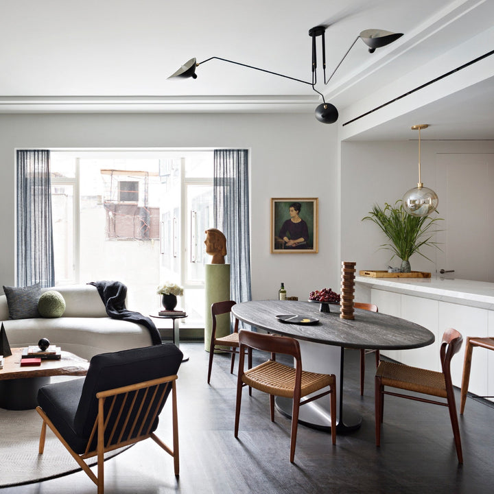 Plafonnier moderne à bras ajustable en métal noir, design élégant et épuré, pour éclairage directionnel contemporain.