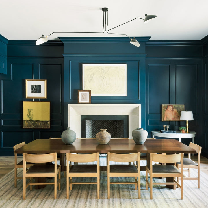 Plafonnier moderne à bras ajustable en métal noir, design élégant et épuré, pour éclairage directionnel contemporain.