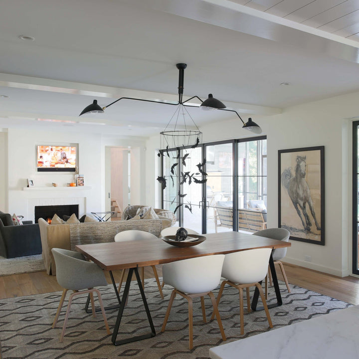 Plafonnier moderne à bras ajustable en métal noir, design élégant et épuré, pour éclairage directionnel contemporain.