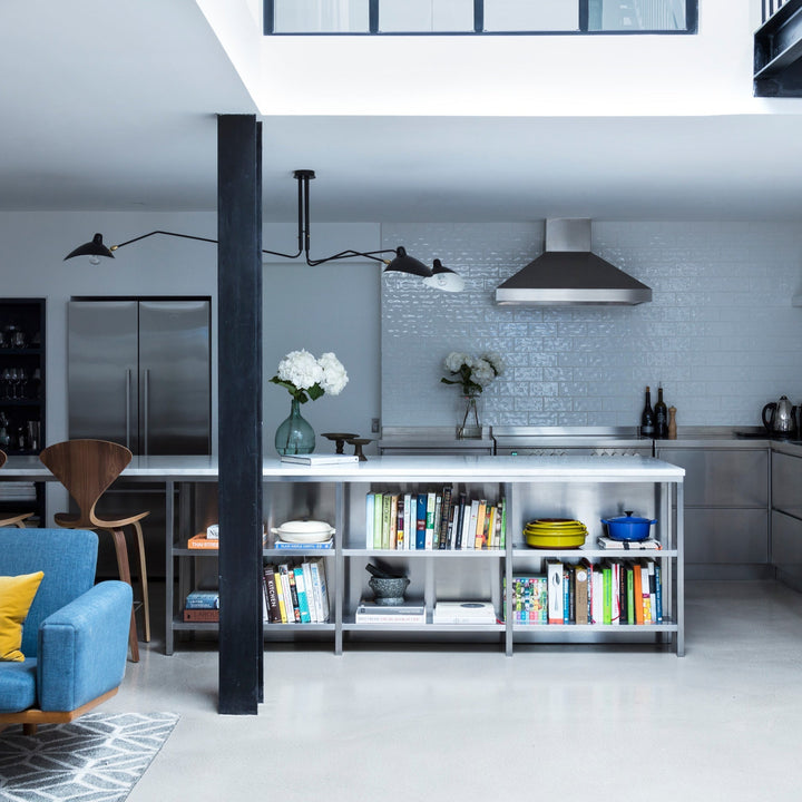 Plafonnier moderne à bras ajustable en métal noir, design élégant et épuré, pour éclairage directionnel contemporain.