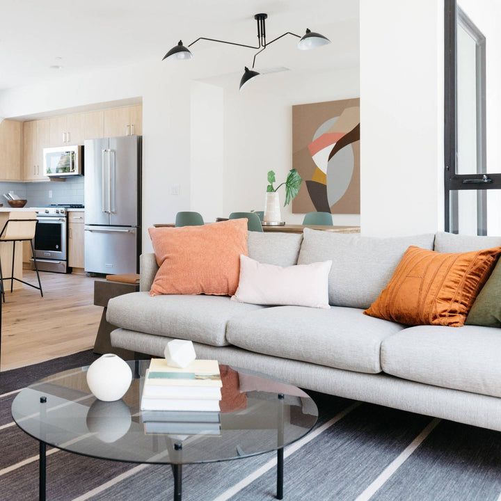 Plafonnier moderne à bras ajustable en métal noir, design élégant et épuré, pour éclairage directionnel contemporain.