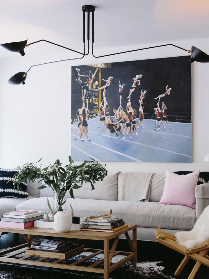 Plafonnier moderne à bras ajustable en métal noir, design élégant et épuré, pour éclairage directionnel contemporain.