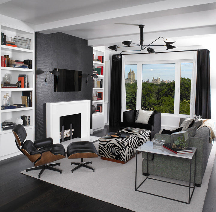 Plafonnier moderne à bras ajustable en métal noir, design élégant et épuré, pour éclairage directionnel contemporain.