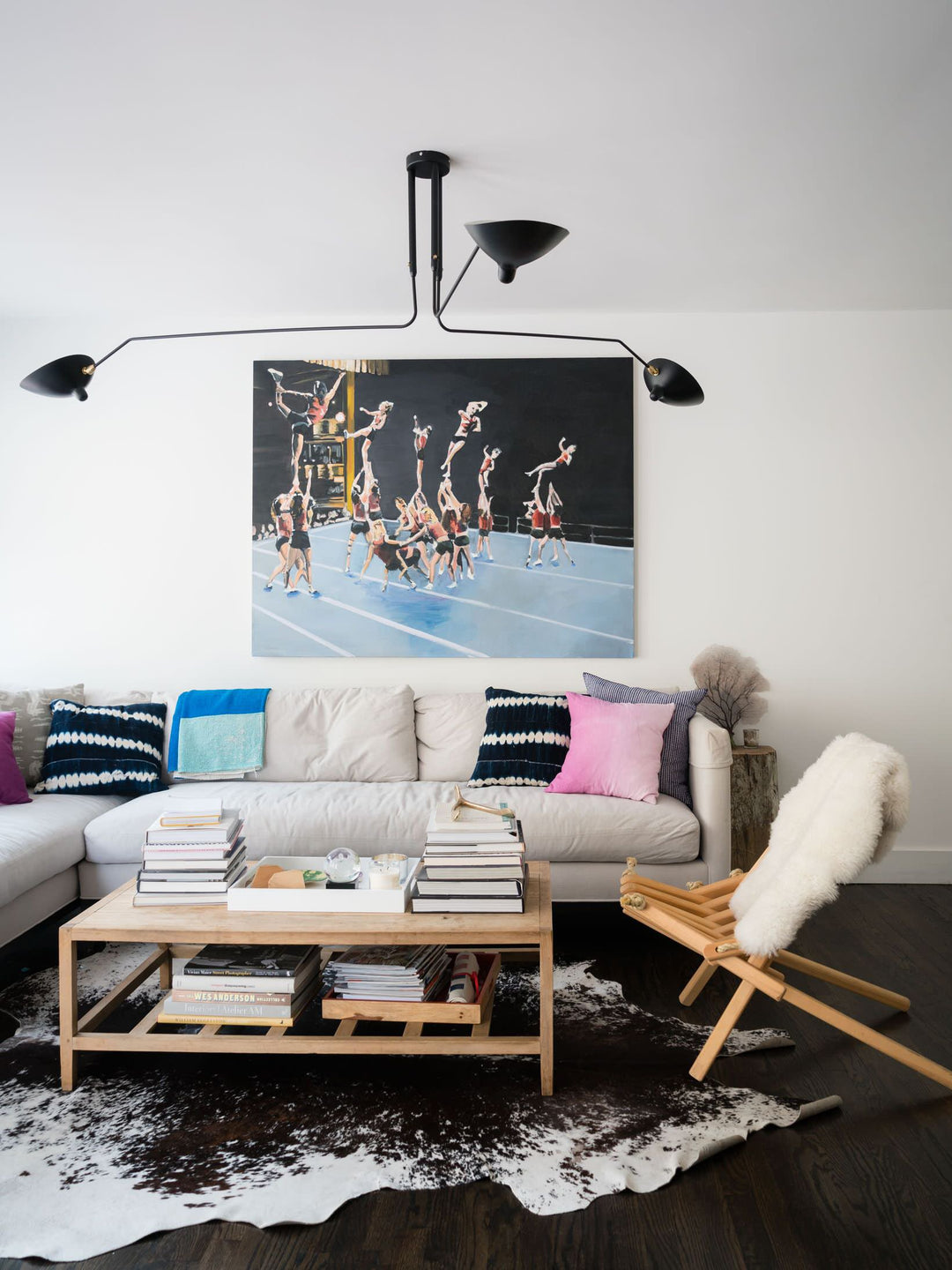 Plafonnier moderne à bras ajustable en métal noir, design élégant et épuré, pour éclairage directionnel contemporain.