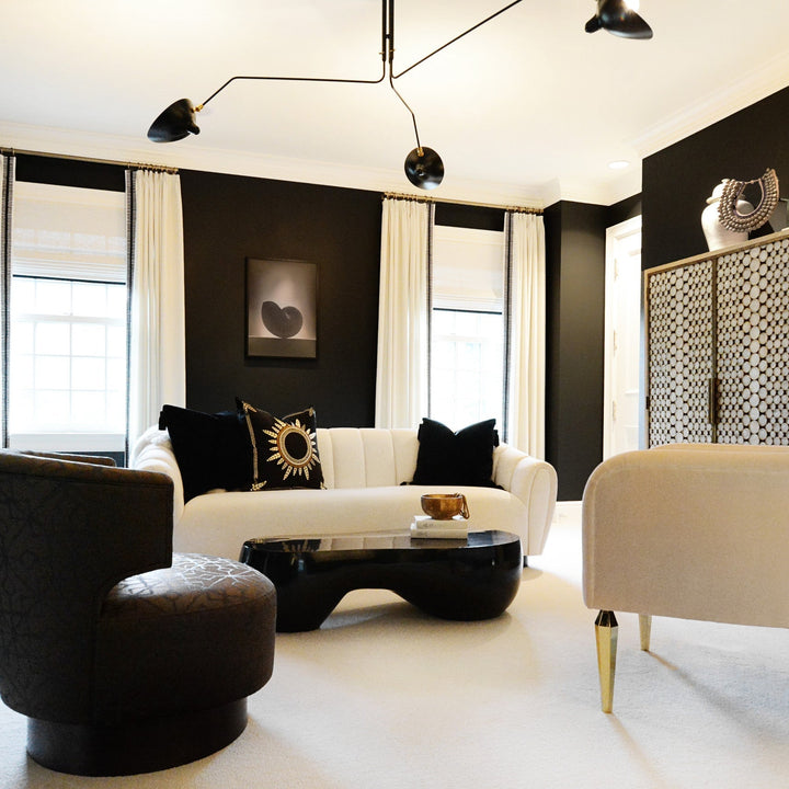 Plafonnier moderne à bras ajustable en métal noir, design élégant et épuré, pour éclairage directionnel contemporain.