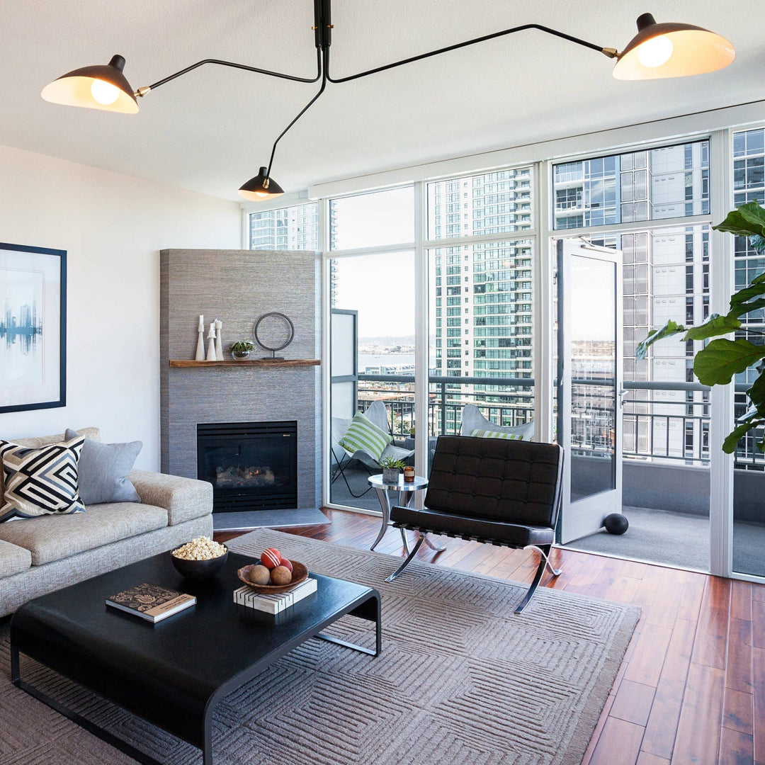 Plafonnier moderne à bras ajustable en métal noir, design élégant et épuré, pour éclairage directionnel contemporain.
