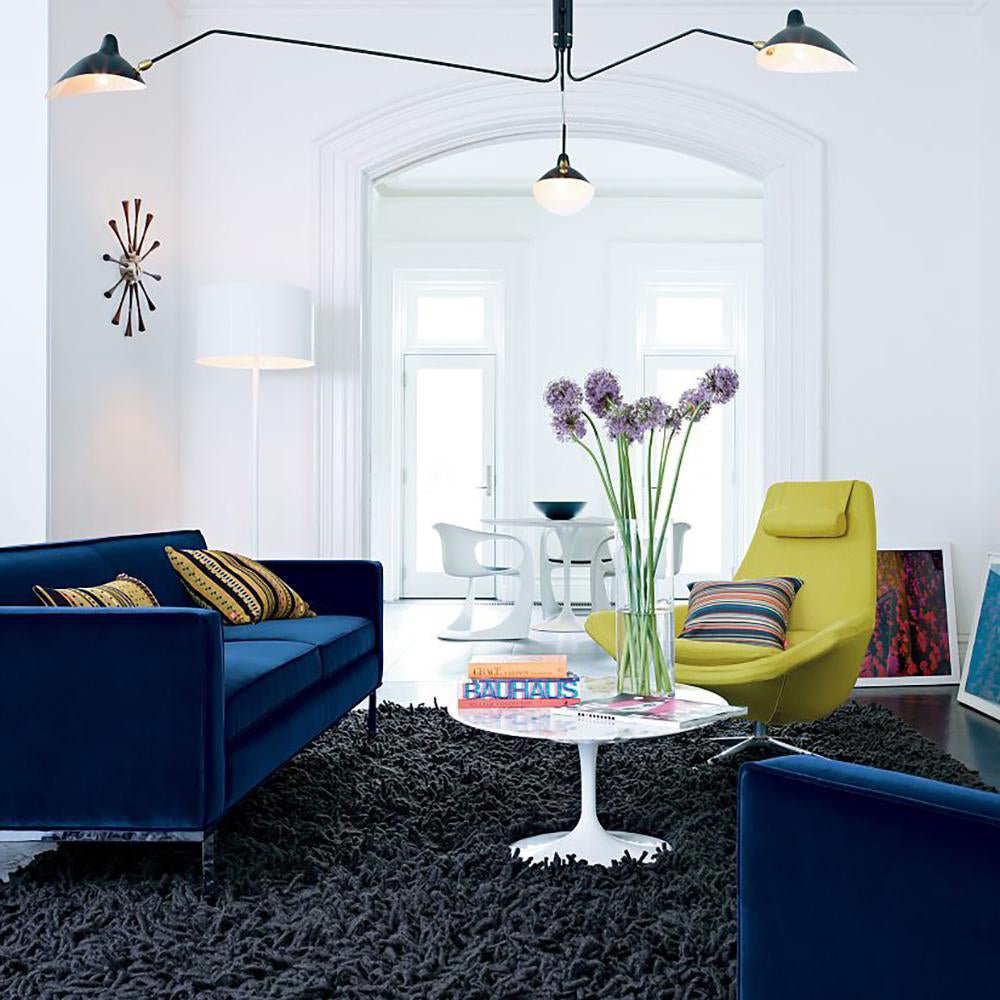 Plafonnier moderne à bras ajustable en métal noir, design élégant et épuré, pour éclairage directionnel contemporain.