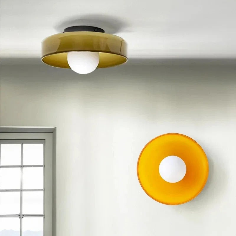 Plafonnier moderne en verre transparent, éclairage intérieur élégant et fonctionnel.  Design minimaliste.