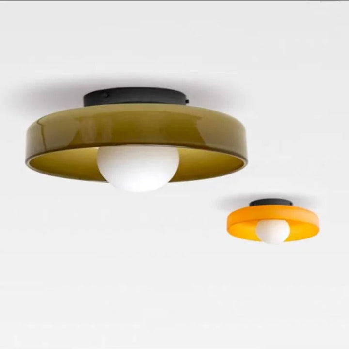 Plafonnier moderne en verre transparent, éclairage intérieur élégant et fonctionnel.  Design minimaliste.