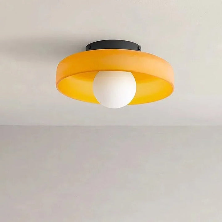 Plafonnier moderne en verre transparent, éclairage intérieur élégant et fonctionnel.  Design minimaliste.