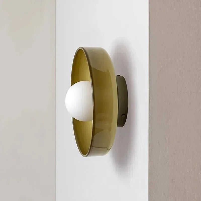 Plafonnier moderne en verre transparent, éclairage intérieur élégant et fonctionnel.  Design minimaliste.