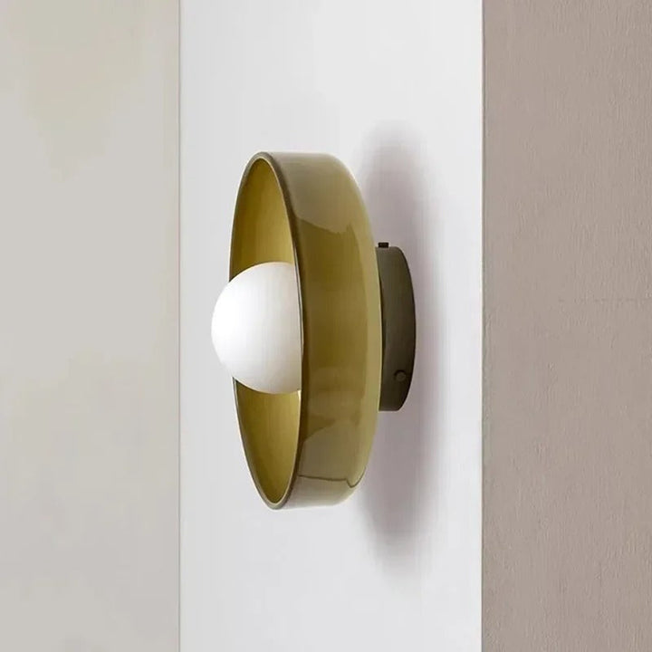 Plafonnier moderne en verre transparent, éclairage intérieur élégant et fonctionnel.  Design minimaliste.