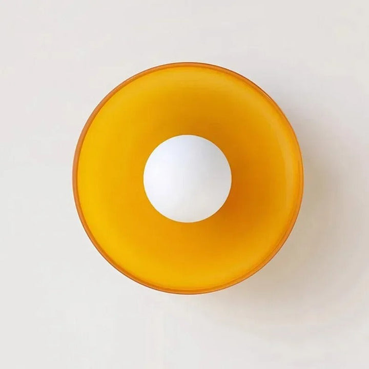 Plafonnier moderne en verre transparent, éclairage intérieur élégant et fonctionnel.  Design minimaliste.
