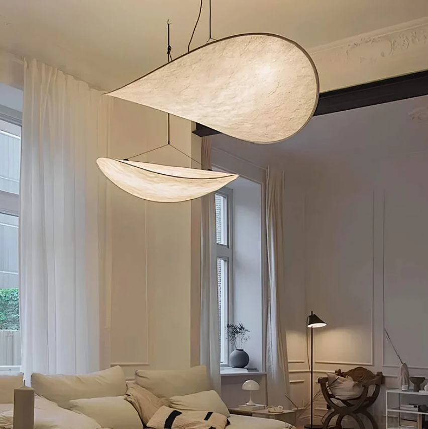Plafonnier soie artisanal, design unique.  Éclairage doux et chaleureux.  Métal & soie.