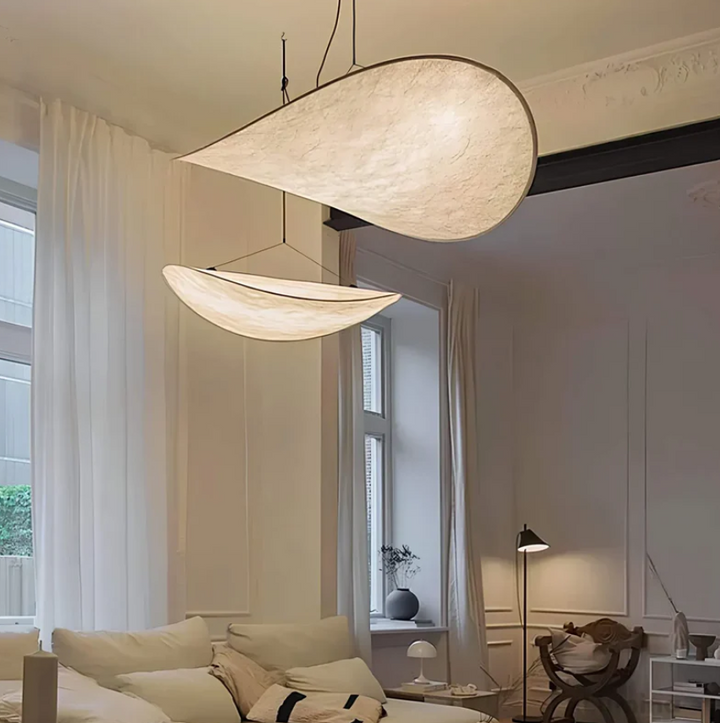 Plafonnier soie artisanal, design unique.  Éclairage doux et chaleureux.  Métal & soie.