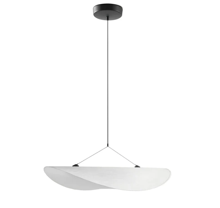 Plafonnier soie artisanal, design unique.  Éclairage doux et chaleureux.  Métal & soie.