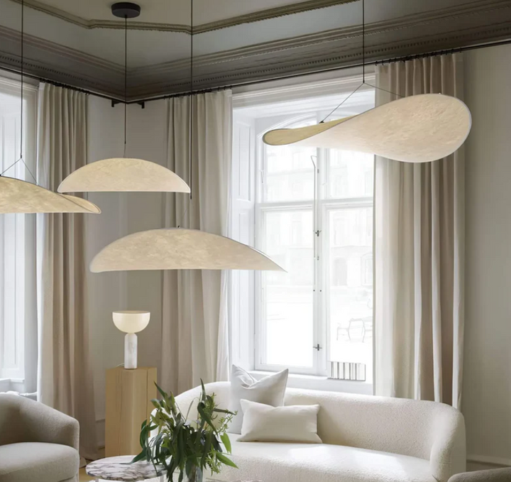 Plafonnier soie artisanal, design unique.  Éclairage doux et chaleureux.  Métal & soie.