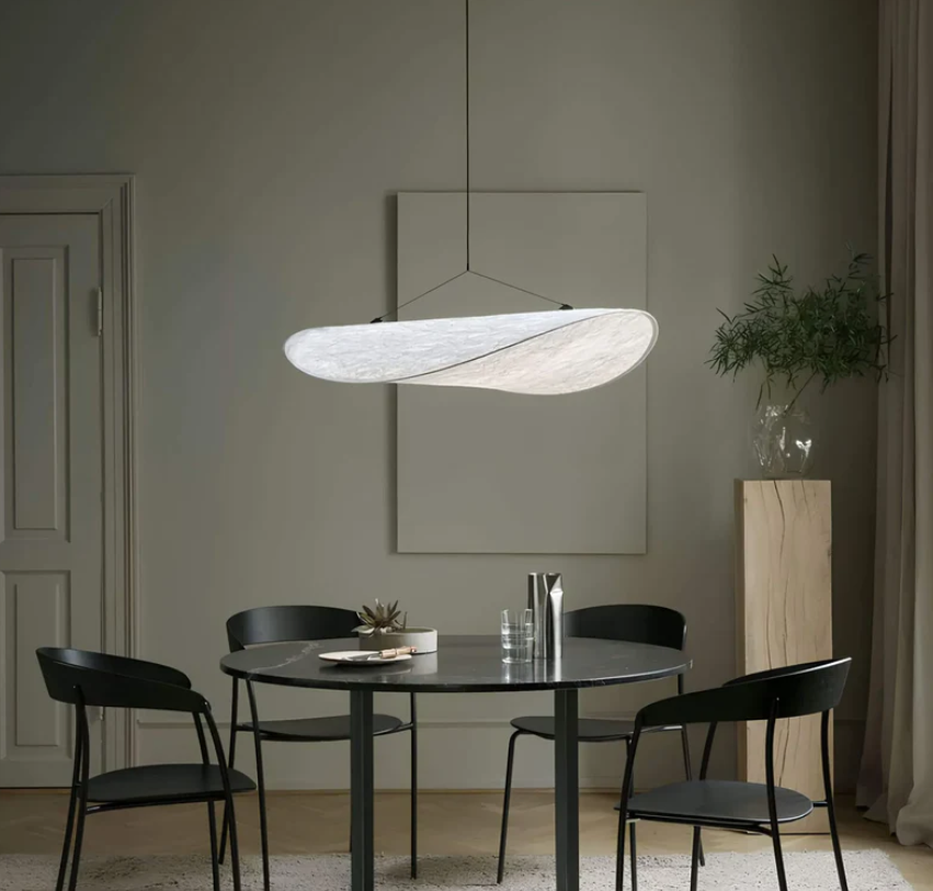 Plafonnier soie artisanal, design unique.  Éclairage doux et chaleureux.  Métal & soie.