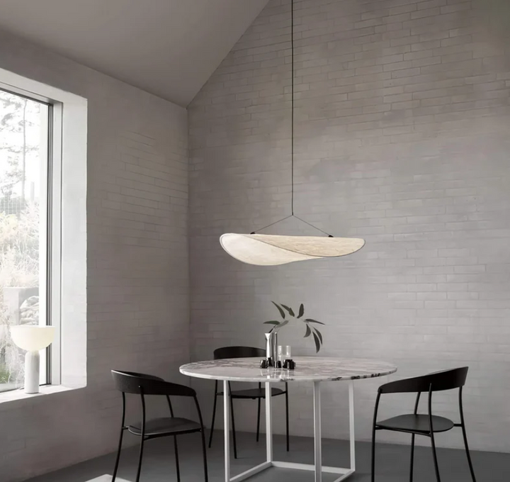 Plafonnier soie artisanal, design unique.  Éclairage doux et chaleureux.  Métal & soie.
