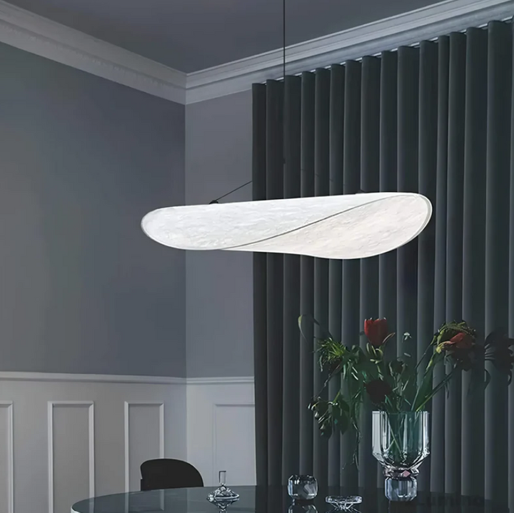 Plafonnier soie artisanal, design unique.  Éclairage doux et chaleureux.  Métal & soie.