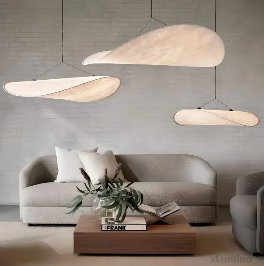 Plafonnier soie artisanal, design unique.  Éclairage doux et chaleureux.  Métal & soie.