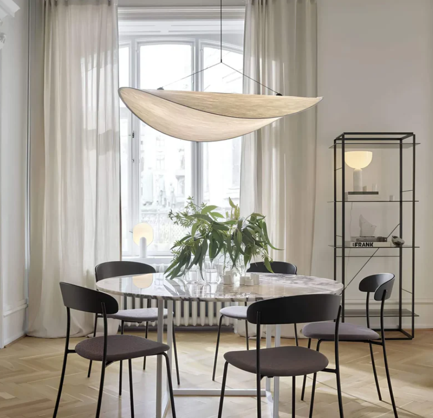 Plafonnier soie artisanal, design unique.  Éclairage doux et chaleureux.  Métal & soie.